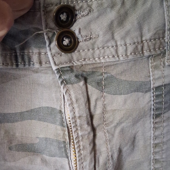 Green Cargo Shorts with Belt Loops and Mid-Thigh Length - Picture 4 of 7